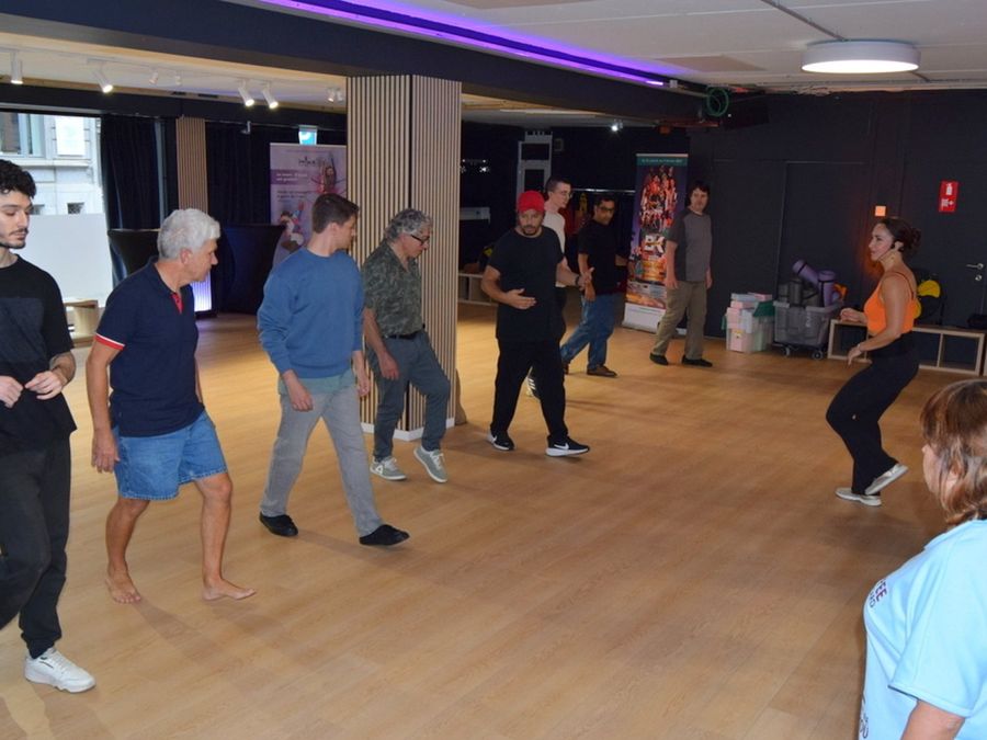 Un cours de danses latines au Studio 28 à Bruxelles, les élèves en ligne apprennent les pas.